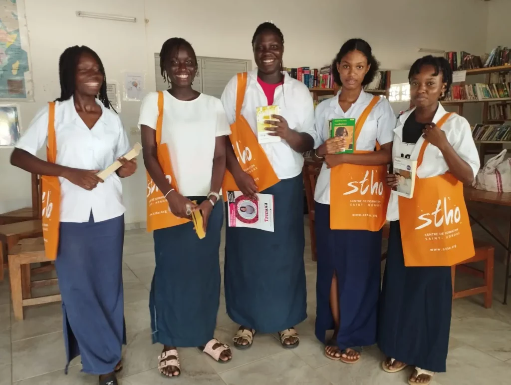 Dons des sacs et carnets Saint-Honoré