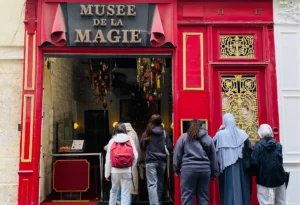 Les étudiants EJE au musée de la magie