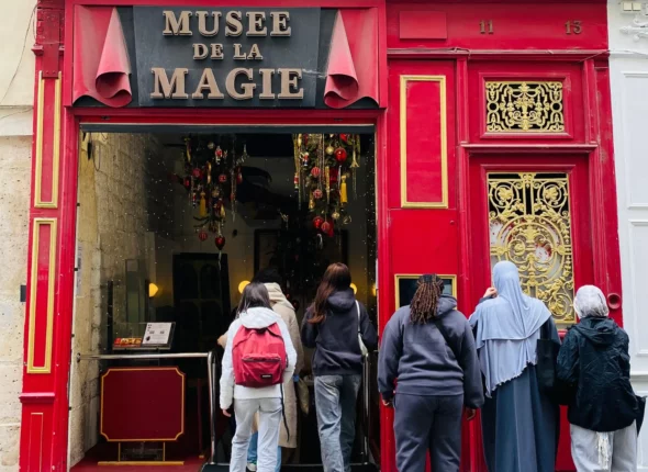 Les étudiants EJE au musée de la magie