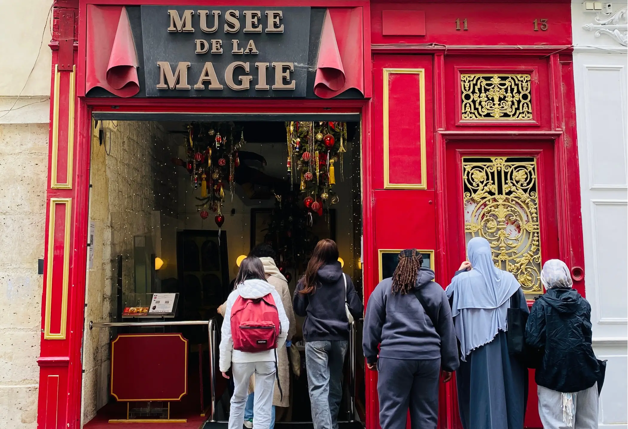 Les étudiants EJE au musée de la magie